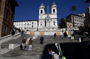 Πολίτες με μάσκες στη Ρώμη