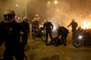 Νέα Σμύρνη: Πεσμένος στην άσφαλτο ο αστυνομικός μετά τον ξυλοδαρμό του, δέχεται τις πρώτες βοήθειες από συναδέλφους του