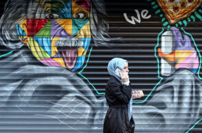 Τουρκία: Κοπέλα με μάσκα για τον κορωνοϊό μιλά στο κινητό