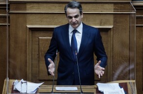 Ο Κυριάκος Μητσοτάκης απαντά σε επίκαιρη ερώτηση του Αλέξη Τσίπρα από το βήμα της Βουλής