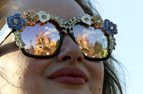 Νεαρή ρωσίδα με γυαλιά ηλίου