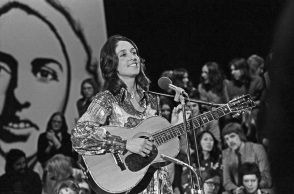 Η Joan Baez σε ζωντανή εμφάνιση στη Γερμανία στις αρχές των 70s 