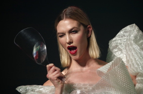 Η Κάρλι Κλος έφερε στον κόσμο το πρώτο της παιδί