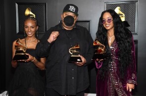 Η καλλιτέχνις H.E.R με το βραβείο Grammy για το Τραγούδι της Χρονιάς