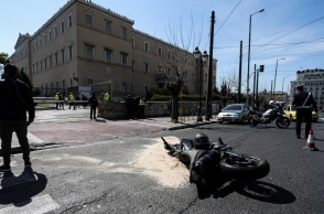 Τροχαίο με μηχανή μπροστά από την είσοδο της Βουλής