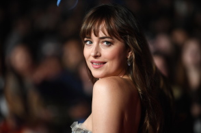 Η Ντακότα Τζόνσον σε νέες περιπέτειες: πουλά δονητές