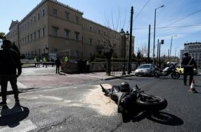 Τροχαίο με μηχανή μπροστά από την είσοδο της Βουλής