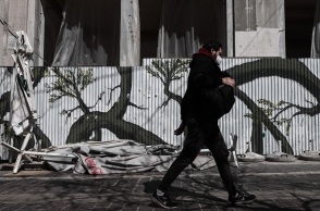 Στιγμιότυπο από το lockdown στην Αθήνα - Πολίτης με μάσκα