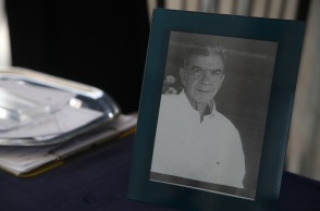 Ο συγγραφέας, Μένης Κουμανταρέας