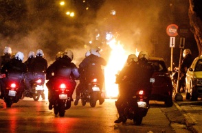 Τα δραματικά λεπτά που έζησαν την ώρα της επίθεσης σε αστυνομικό στη Νέα Σμύρνη, αποτυπώνουν οι επικοινωνίες των συναδέλφων του και του κέντρου επιχειρήσεων 