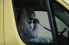 Οδηγός ασθενοφόρου του ΕΚΑΒ με προστατευτική στολή για τον κορωνοϊό μιλά στον ασύρματο