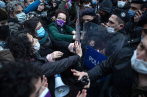 Γυναίκες απέναντι σε αστυνομικούς στην Κωνσταντινούπολη - Μαζικές διαδηλώσεις μετά την απόφαση Ερντογάν να αποχωρήσει η Τουρκία από τη Σύμβαση ενάντια στη βία κατά των γυναικών