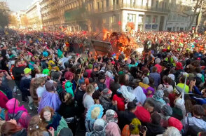 Καρναβάλι 2021 στη Μασσαλία: Πολίτες το γιόρτασαν χωρίς αποστάσεις και μάσκες για τον κορωνοϊό