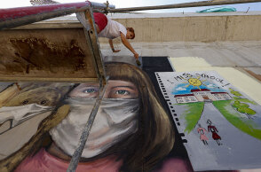 Καλλιτέχνης δημιουργεί mural για τον κορωνοϊό, το lockdown και τα κλειστά σχολεία στο Κόσοβο