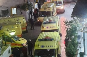 Ουρά τα ασθενοφόρα στο νοσοκομείο «Ευαγγελισμός»