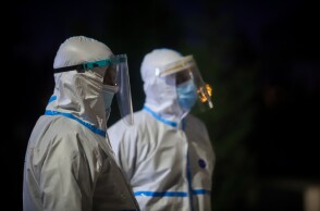 Νοσηλευτές με προστατευτική στολή για τον κορωνοϊό