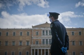 Αστυνομικός μπροστά στη Βουλή