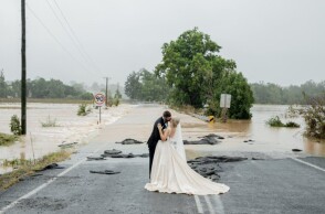 Το ζευγάρι που παντρεύτηκε εν μέσω πλημμυρών στην Αυστραλία
