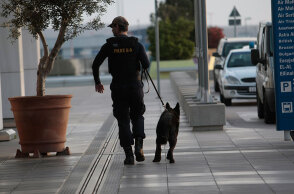 Αεροδρόμιο «Ελευθέριος Βενιζέλος»: Αστυνομικός με ειδικά εκπαιδευμένο σκύλο (ΦΩΤΟ ΑΡΧΕΙΟΥ)