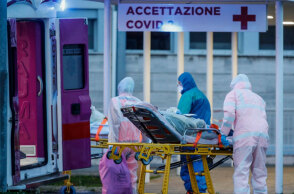 Ιταλία: Υγειονομικοί έξω από νοσοκομείο μεταφέρουν φορείο με ασθενή που έχει κορωνοϊό