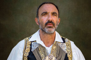 Ο Νίκος Αλιάγας ντυμένος με παραδοσιακή ελληνική φορεσιά © Βασίλης Αρτίκος