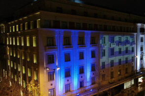 Citylink: Το εμβληματικό κτίριο της Αθήνας στα χρώματα της ελληνικής σημαίας για τα 200 χρόνια από την Επανάσταση του '21