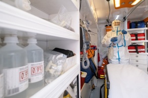 Διασώστης σε ασθενοφόρο του ΕΚΑΒ