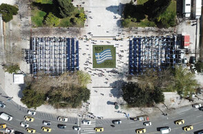 Δήμος Αθηναίων: Η τεράστια ελληνική σημαία στο Σύνταγμα, αποτελούμενη από 5.000 λουλούδια και πράσινο για τα 200 χρόνια από την Ελληνική Επανάσταση
