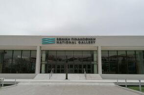 Το γλυπτό του Auguste Rodin μπροστά από τα σκαλιά της κεντρικής εισόδου της Εθνικής Πινακοθήκης της Ελλάδος