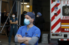 Κορωνοϊός στις ΗΠΑ - Νοσηλευτής με μάσκα για την Covid-19 έξω από νοσοκομείο