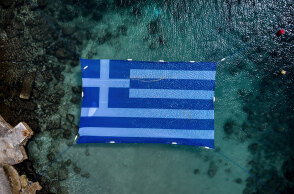 Πειραιάς - 200 χρόνια από την Ελληνική Επανάσταση: Τεράστια ελληνική σημαία στη θάλασσα