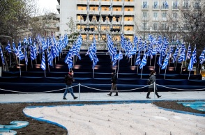 Σημαίες στην πλατεία Συντάγματος