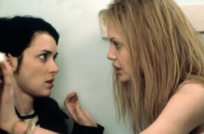 Σκηνή από την ταινία «Το Κορίτσι που Άφησα Πίσω» με τη Γουινόνα Ράιντερ και την Αντζελίνα Τζολί