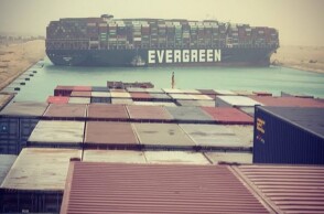 Το πλοίο Ever Green που έχει προσαράξει στη Διώρυγα του Σουέζ