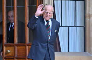 Πρίγκιπας Φίλιππος - Μια ιστορική φωτογραφία, στην οποία είναι ντυμένος τσολιάς, δώρισε στην Κατερίνα Σακελλαροπούλου ο πρίγκιπας Κάρολος