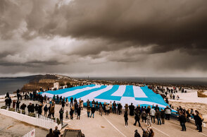 Στη Σαντορίνη άπλωσαν μια τεράστια ελληνική σημαία για την 25η Μαρτίου και τα 200 χρόνια από την Ελληνική Επανάσταση