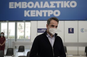 Επίσκεψη Μητσοτάκη στο mega εμβολιαστικό κέντρο στο Περιστέρι 