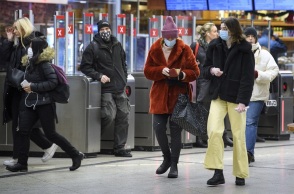 Πολίτες με μάσκες στη Σουηδία