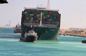 Το πλοίο «Ever Given» μετά την αποκόλλησή του πλέει ξανά, με τη Διώρυγα του Σουέζ να ανοίγει