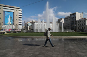 Κορωνοϊός στην Αθήνα: Εικόνα από την πλατεία Ομονοίας (ΦΩΤΟ ΑΡΧΕΙΟΥ)
