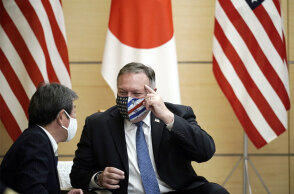 Ο Μάικ Πομπέο, πρώην υπουργός Εξωτερικών των ΗΠΑ, με μάσκα για τον κορωνοϊό