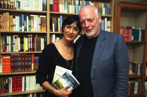 Ο David Gilmour με τη σύζυγό του Polly Samson σε παρουσίαση των βιβλίων της