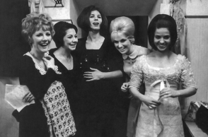 Petula Clark, Timi Yuro, Iva Zanicchi, Dusty Springfield και Audrey Arno στα παρασκήνια του Sanremo Music Festival, 1965