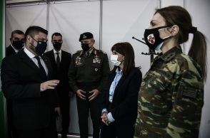 Η ΠτΔ, Κατερίνα Σακελλαροπούλου σε εμβολιαστικό κέντρο