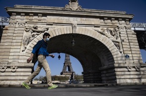 Πολίτης με μάσκα στη Γαλλία