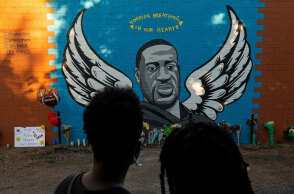 Γκράφιτι αφιερωμένο στον Τζορτζ Φλόιντ, τον μαύρο Αμερικανό που δολοφονήθηκε στις ΗΠΑ