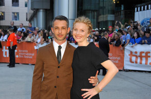 Ο Αμερικανός ηθοποιός Τζέρεμι Στρονγκ με την Emma Hall