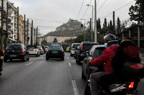 Αυτοκίνητα στο κέντρο της Αθήνας εν μέσω lockdown - Ανοίγουν τα Σαββατοκύριακα οι μετακινήσεις με ΙΧ και ταξί από δήμο σε δήμο