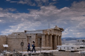 Επισκέπτες σε αρχαιολογικό χώρο της Αθήνας