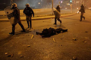 Νέα Σμύρνη: Ο αστυνομικός πεσμένος στην άσφαλτο μετά τον άγριο ξυλοδαρμό του